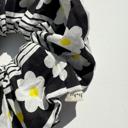 Black Daisy Scrunchie - Large